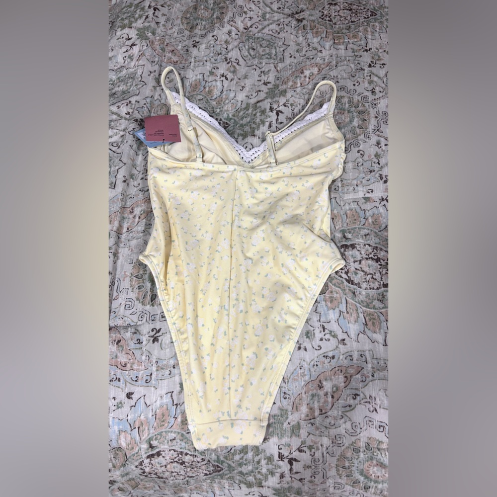 NWT Shade and Shore Yellow Lace-Trim One-Piece Swimsuit Size M 8/10 - Picture 2 of 3